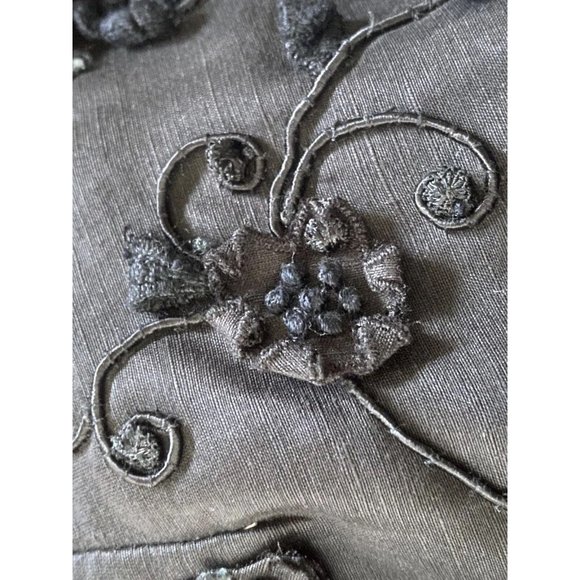 Vintage Vera‎ Wang Silk Blend Size 6 Black Capri Embellished 3 D Cropped Pants - Picture 3 of 16